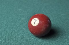 Oude biljartbal nummer 7 bruine kleur op groene biljartlijst, exemplaarruimte stock afbeelding Oude biljartbal nummer 7 bruine kleur op groene biljartlijst, exemplaarruimte stock afbeelding