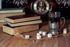 Oude boeken en thee in de avond Een glas van drank op lijst E Royalty-vrije Stock Fotografie Oude boeken en thee in de avond Een glas van drank op lijst E Royalty-vrije Stock Fotografie