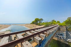 Oude brug in de verlaten spoorlijn van de Peloponnesus, Griekenland stock afbeelding Oude brug in de verlaten spoorlijn van de Peloponnesus, Griekenland stock afbeelding
