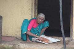 Oude Dame van Maharashtra Indisch Dorp stock afbeelding Oude Dame van Maharashtra Indisch Dorp stock afbeelding