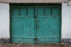 Oude garagedeur in een witte concrete muur stock fotografie Oude garagedeur in een witte concrete muur stock fotografie
