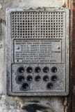 Oude geslagen payphone dicht omhoog Sovjetart. royalty-vrije stock afbeeldingen Oude geslagen payphone dicht omhoog Sovjetart. royalty-vrije stock afbeeldingen