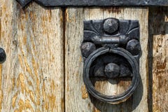 Oude houten deur met het oude handvat van de metaaldeur royalty-vrije stock afbeeldingen Oude houten deur met het oude handvat van de metaaldeur royalty-vrije stock afbeeldingen