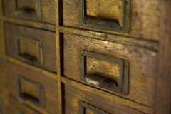 Oude houten garderobe met kleine laden voor het opslaan van brieven, uitstekende retro-veilige, exclusieve de 19de eeuw met de ha stock afbeelding Oude houten garderobe met kleine laden voor het opslaan van brieven, uitstekende retro-veilige, exclusieve de 19de eeuw met de ha stock afbeelding