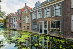 Oude kanaalhuizen met mooie bezinningen in het water in royalty-vrije stock foto's Oude kanaalhuizen met mooie bezinningen in het water in royalty-vrije stock foto's