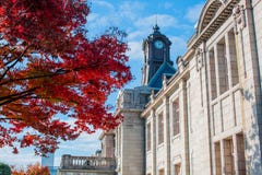Oude klokketoren op het dak van het oude gebouw met de herfstbladeren in Yamagata, Japan stock foto Oude klokketoren op het dak van het oude gebouw met de herfstbladeren in Yamagata, Japan stock foto