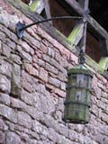 Oude lantaarn in het kasteel haut-Koenigsbourg in de Elzas royalty-vrije stock fotografie Oude lantaarn in het kasteel haut-Koenigsbourg in de Elzas royalty-vrije stock fotografie