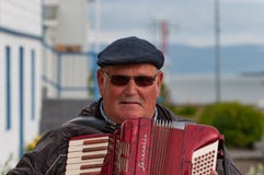 Oude mens het spelen Harmonika royalty-vrije stock afbeeldingen Oude mens het spelen Harmonika royalty-vrije stock afbeeldingen