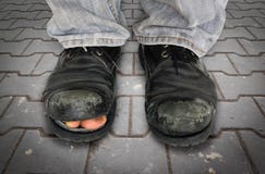 Oude mensen` s schoenen op oude blok het bedekken stoepen stock fotografie Oude mensen` s schoenen op oude blok het bedekken stoepen stock fotografie