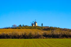 Oude molens in de diepten van een groen gebied stock fotografie Oude molens in de diepten van een groen gebied stock fotografie