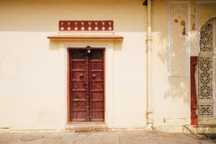 Oude muur en houten deur bij Stadspaleis in Jaipur, India stock afbeeldingen Oude muur en houten deur bij Stadspaleis in Jaipur, India stock afbeeldingen