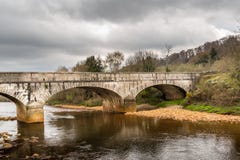 Oude oude steenbrug over kalme rivier, mooi Iers landschap Toneel Mening royalty-vrije stock fotografie Oude oude steenbrug over kalme rivier, mooi Iers landschap Toneel Mening royalty-vrije stock fotografie