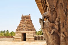 Oude overwoekerde ruïnes van Hampi, Karnataka, India stock afbeelding Oude overwoekerde ruïnes van Hampi, Karnataka, India stock afbeelding