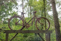 Oude roestige fiets op een houten straal Royalty-vrije Stock Foto Oude roestige fiets op een houten straal Royalty-vrije Stock Foto