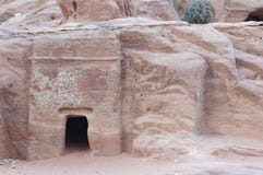 Oude ruïnes in Petra - het graf stock afbeelding Oude ruïnes in Petra - het graf stock afbeelding