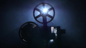 Oude uitstekende filmprojector Zachte nadruk stock video Oude uitstekende filmprojector Zachte nadruk stock video