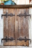 Oude uitstekende houten deuren met openwork bevestigingsmiddelen van ijzerassen royalty-vrije stock afbeeldingen Oude uitstekende houten deuren met openwork bevestigingsmiddelen van ijzerassen royalty-vrije stock afbeeldingen