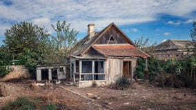 Oude verlaten houten landelijke huis en yard royalty-vrije stock fotografie Oude verlaten houten landelijke huis en yard royalty-vrije stock fotografie