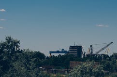 Oude verlaten scheepswerf op de rand van de stad Semi-goedgekeurde industriële en bureaugebouwen stock afbeelding Oude verlaten scheepswerf op de rand van de stad Semi-goedgekeurde industriële en bureaugebouwen stock afbeelding