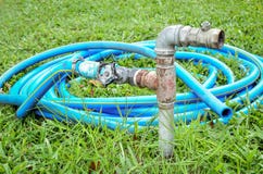 Oude waterklep met blauwe rubberwaterslang royalty-vrije stock foto Oude waterklep met blauwe rubberwaterslang royalty-vrije stock foto