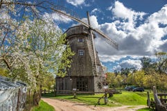 Oude windmolen in Litouwen stock afbeelding Oude windmolen in Litouwen stock afbeelding