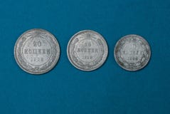 oude zilveren sovjetmuntstukken die op een blauwe lijst liggen royalty-vrije stock foto oude zilveren sovjetmuntstukken die op een blauwe lijst liggen royalty-vrije stock foto