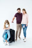 Ouders die verstoorde dochter met tabletzitting bekijken bij de reistas royalty-vrije stock foto's Ouders die verstoorde dochter met tabletzitting bekijken bij de reistas royalty-vrije stock foto's