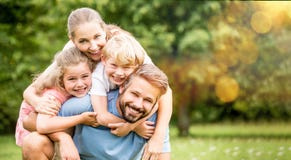 Ouders en kinderen als gelukkige familie royalty-vrije stock foto Ouders en kinderen als gelukkige familie royalty-vrije stock foto