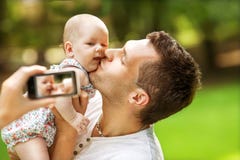 Ouders met baby in park stock fotografie Ouders met baby in park stock fotografie