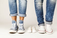 Oudersvoeten en babyschoenen Stock Fotografie Oudersvoeten en babyschoenen Stock Fotografie