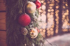 Ouderwetse Kerstmisdecoratie Gestemde foto Kerstmis steekt achtergrond aan Kerstmisornamenten op sparrentak stock fotografie Ouderwetse Kerstmisdecoratie Gestemde foto Kerstmis steekt achtergrond aan Kerstmisornamenten op sparrentak stock fotografie