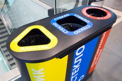 Oufa, Russie - 3 novembre 2018 : poubelle pour les déchets recyclables avec les conteneurs distincts dans le mail, vue supérieure photo stock Oufa, Russie - 3 novembre 2018 : poubelle pour les déchets recyclables avec les conteneurs distincts dans le mail, vue supérieure photo stock