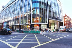 A ourivesaria de Folli Follie na cidade Reino Unido de Londres da rua de Oxford imagens de stock A ourivesaria de Folli Follie na cidade Reino Unido de Londres da rua de Oxford imagens de stock