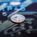 Ouro de Bitcoin, moedas de prata e de cobre e circ impresso defocused fotografia de stock Ouro de Bitcoin, moedas de prata e de cobre e circ impresso defocused fotografia de stock