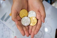 Ouro e prata Bitcoins que guarda à disposição, conceito virtual manry e do cryptocurrency imagem de stock royalty free Ouro e prata Bitcoins que guarda à disposição, conceito virtual manry e do cryptocurrency imagem de stock royalty free