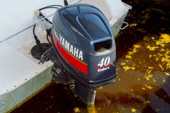 Outboard silnik Yamaha Enduro 40 na białej łodzi, uwalniającej w wodę fotografia royalty free Outboard silnik Yamaha Enduro 40 na białej łodzi, uwalniającej w wodę fotografia royalty free