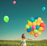 Счастливый ребенок играя outdoors весной поле стоковые изображения rf Счастливый ребенок играя outdoors весной поле стоковые изображения rf