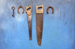 Outils antiques de jardin et de ferme sur le vieux mur en bois photographie stock libre de droits Outils antiques de jardin et de ferme sur le vieux mur en bois photographie stock libre de droits