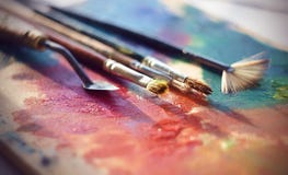 Outils artistiques pour créer un mensonge d'image sur la palette avec la peinture à l'huile photographie stock libre de droits Outils artistiques pour créer un mensonge d'image sur la palette avec la peinture à l'huile photographie stock libre de droits