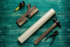 Outils assortis de travail sur le fond en bois Wiew supérieur photographie stock libre de droits Outils assortis de travail sur le fond en bois Wiew supérieur photographie stock libre de droits
