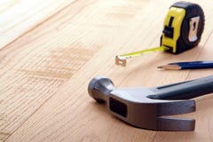 Outils de charpentier avec la mesure de marteau et de bande
