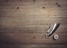 Outils de coiffeur de vintage sur le fond en bois image libre de droits Outils de coiffeur de vintage sur le fond en bois image libre de droits