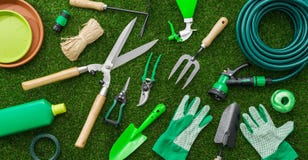 Outils de jardinage neufs, plateau de canne photo libre de droits Outils de jardinage neufs, plateau de canne photo libre de droits