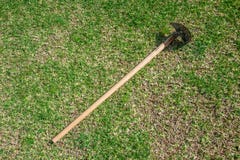 Outils de jardinage sur le fond vert d'herbe photos libres de droits Outils de jardinage sur le fond vert d'herbe photos libres de droits