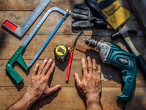 Outils de travail du ` s de charpentier sur une table en bois profession, carpent images stock Outils de travail du ` s de charpentier sur une table en bois profession, carpent images stock