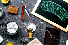 Outils pour raser dans le raseur-coiffeur sur la vue supérieure de fond de lieu de travail Images libres de droits Outils pour raser dans le raseur-coiffeur sur la vue supérieure de fond de lieu de travail Images libres de droits