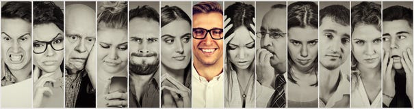 outlier Grupa negatywni ludzie i szczęśliwy mężczyzna obraz stock outlier Grupa negatywni ludzie i szczęśliwy mężczyzna obraz stock