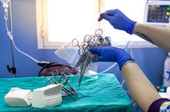 Ouverture de mat?riel st?rile chirurgical avant une chirurgie photographie stock libre de droits Ouverture de mat?riel st?rile chirurgical avant une chirurgie photographie stock libre de droits