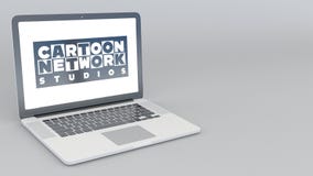 Ouverture et ordinateur portable fermant avec le logo de studios de Cartoon Network rendu 4K 3D éditorial illustration stock Ouverture et ordinateur portable fermant avec le logo de studios de Cartoon Network rendu 4K 3D éditorial illustration stock