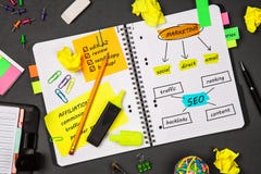 Ouvrez le bloc-notes avec le croquis de seo et de vente Photos stock Ouvrez le bloc-notes avec le croquis de seo et de vente Photos stock